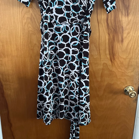 Chaps brown blue white V-neck short sleeve faux wrap tie polyester dress. - Picture 3 of 5